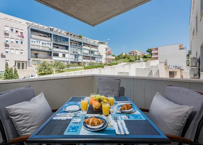 Blue Lagoon St - One Bedroom 아파트 *