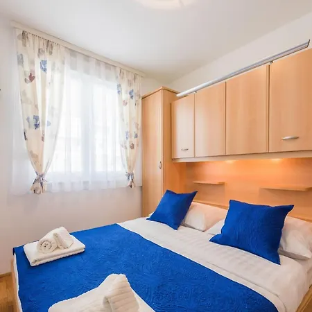 Blue Lagoon St - One Bedroom * Split